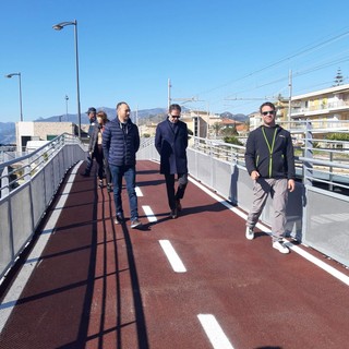 Bordighera: aperto al transito il nuovo tratto di pista ciclabile all’estremità ovest del lungomare (foto)