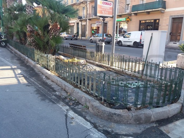 Vallecrosia: messa in sicurezza del parco giochi del centro storico e nuove panchine per la città