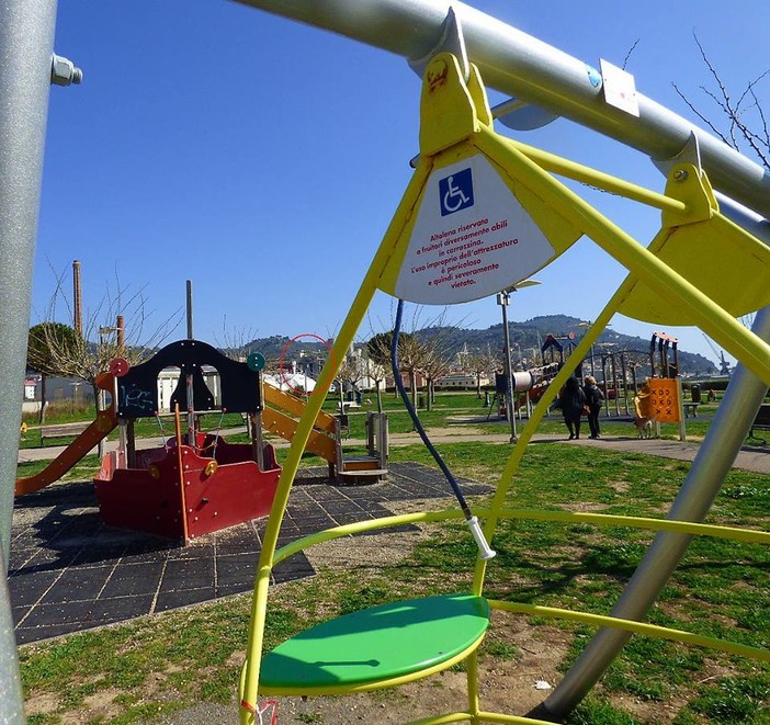 Imperia, l'assessore Gandolfo risponde alla 'Giraffa a rotelle' sull'altalena al parco urbano: "Data l'area in concessione, loro hanno scelto così" Imperia, l'assessore Gandolfo risponde alla 'Giraffa a rotelle' sull'altalena al parco urbano: "Data l'area in concessione, loro hanno scelto così"