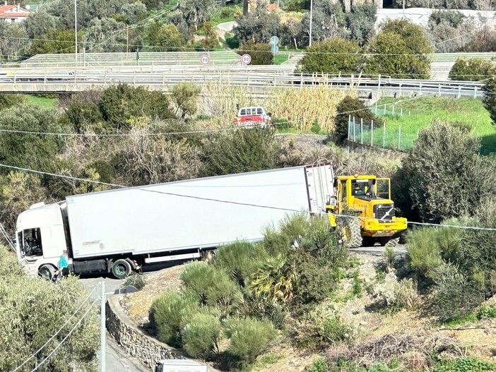 Bordighera, autoarticolato bloccato in via Sapergo: strada chiusa (Foto) Bordighera, autoarticolato bloccato in via Sapergo: strada chiusa (Foto)