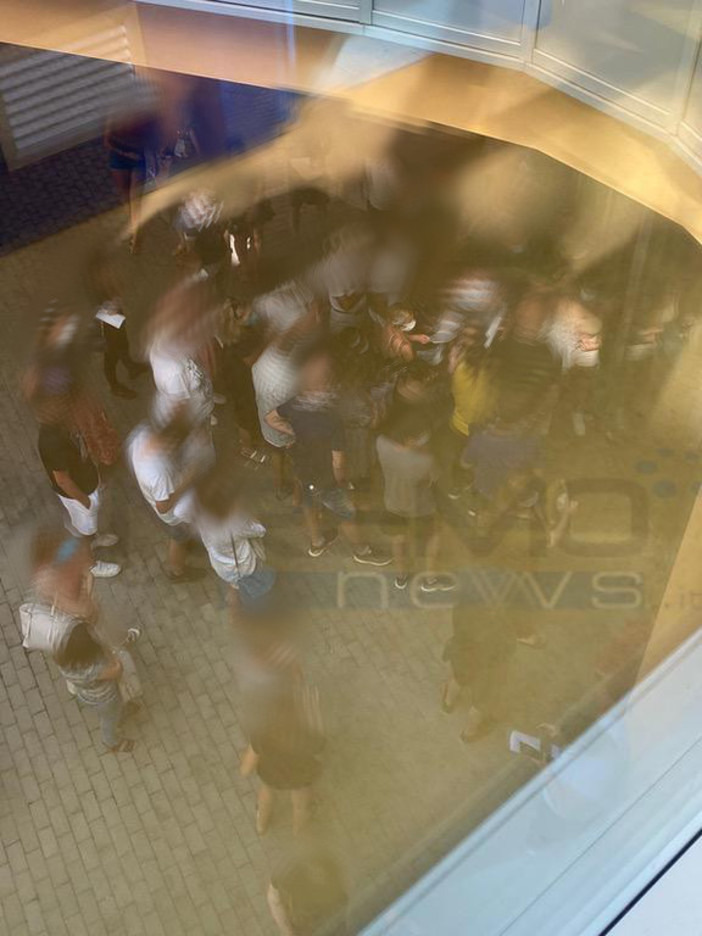 Imperia: assembramenti per i vaccini all'ingresso del Palasalute, chiamati i carabinieri Imperia: assembramenti per i vaccini all'ingresso del Palasalute, chiamati i carabinieri