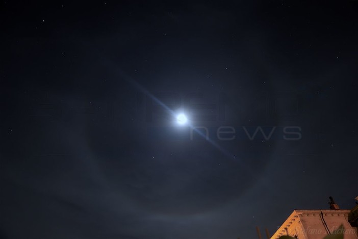 Da Imperia a Ventimiglia, il fascino della luna e del suo misterioso 'Alone di 22°', ecco spiegato il fenomeno