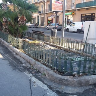 Vallecrosia: messa in sicurezza del parco giochi del centro storico e nuove panchine per la città Vallecrosia: messa in sicurezza del parco giochi del centro storico e nuove panchine per la città