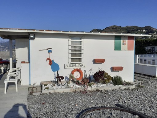 Vallecrosia al Mare, l'associazione Pescatori Amici del Mare dona un defibrillatore alla comunità Vallecrosia al Mare, l'associazione Pescatori Amici del Mare dona un defibrillatore alla comunità