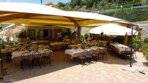 Al ristorante Antichi Sapori di Terzorio fino fine Settembre 6 giorni su 7 di gusto e sapore: da Ottobre si torna all'orario invernale Al ristorante Antichi Sapori di Terzorio fino fine Settembre 6 giorni su 7 di gusto e sapore: da Ottobre si torna all'orario invernale