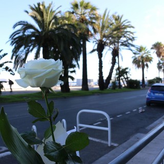 Attentato di giovedì scorso a Nizza: sulla facciata del Municipio due teloni con i nomi delle vittime