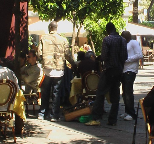 Sanremo: venditori abusivi in centro, un lettore risponde a Franco Ventimiglia Sanremo: venditori abusivi in centro, un lettore risponde a Franco Ventimiglia