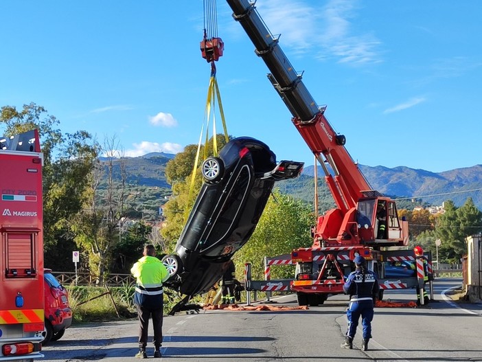 Auto finisce nel torrente ai Piani, illeso il conducente (foto) Auto finisce nel torrente ai Piani, illeso il conducente (foto)