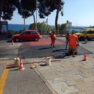 Imperia: posizionato l'attraversamento pedonale rialzato davanti al Comune, Gagliano "Ne arriveranno altri" (foto)