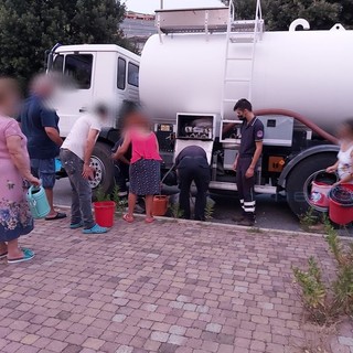 Riva Ligure: ancora numerose famiglie senza acqua, il sindaco "Guasto riparato ma ci vuole tempo" Riva Ligure: ancora numerose famiglie senza acqua, il sindaco "Guasto riparato ma ci vuole tempo"