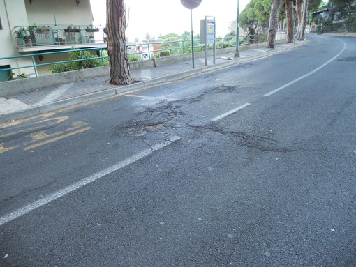 Sanremo: nuovi problemi con l'asfalto di via Padre Semeria, la denuncia di un lettore Sanremo: nuovi problemi con l'asfalto di via Padre Semeria, la denuncia di un lettore