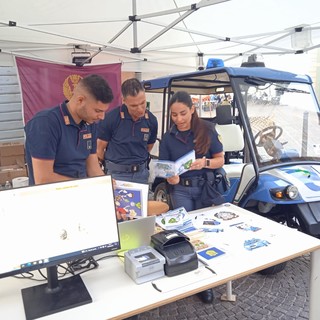 All’agosto medievale di Ventimiglia lo stand della polizia di stato colora le notti del corsaro nero All’agosto medievale di Ventimiglia lo stand della polizia di stato colora le notti del corsaro nero