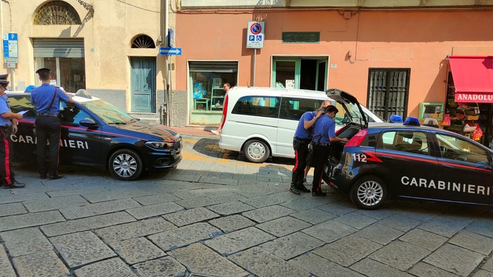 Imperia, accoltellamento in via Cascione: ferito un giovane straniero. Indagano i carabinieri (foto) Imperia, accoltellamento in via Cascione: ferito un giovane straniero. Indagano i carabinieri (foto)
