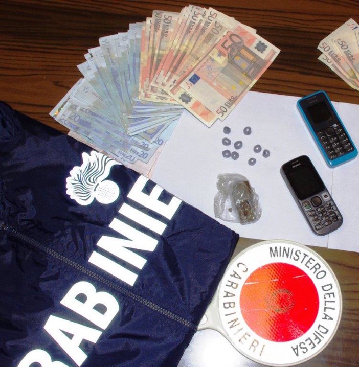 Sanremo: pusher a passeggio in via Goethe arrestato dai Carabinieri dopo un inseguimento Sanremo: pusher a passeggio in via Goethe arrestato dai Carabinieri dopo un inseguimento