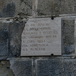 Sanremo: atto vandalico al santuario di Madonna della Costa, ignoti hanno rotto una lapide di marmo (foto)