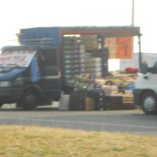 Bancarelle al confine tra Ventimiglia e Mentone: abusive sì, ma in territorio francese. Per operatori del mercato oltre al danno anche la beffa