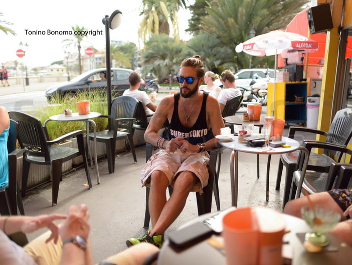 Sanremo: dopo l'ospitata di ieri sera al Bay Club, pomeriggio di relax dell'attore Alex Belli