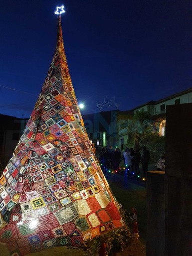 Borghetto d'Arroscia: a Gazzo inaugurato il suggestivo albero di Natale fatto all'uncinetto dagli abitanti del paese