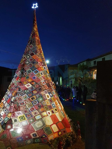 Borghetto d'Arroscia: a Gazzo inaugurato il suggestivo albero di Natale fatto all'uncinetto dagli abitanti del paese Borghetto d'Arroscia: a Gazzo inaugurato il suggestivo albero di Natale fatto all'uncinetto dagli abitanti del paese