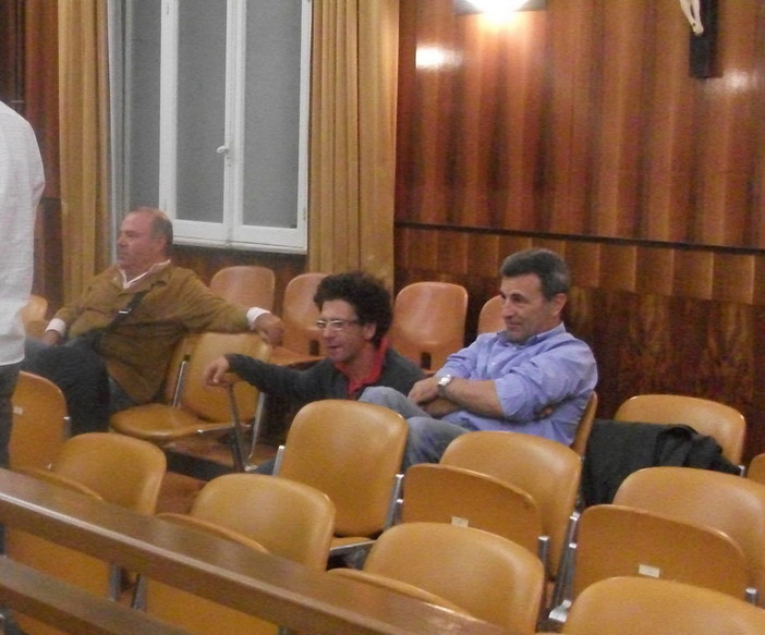 Antonio Bissolotti seduto tra il pubblico segue il consiglio Antonio Bissolotti seduto tra il pubblico segue il consiglio