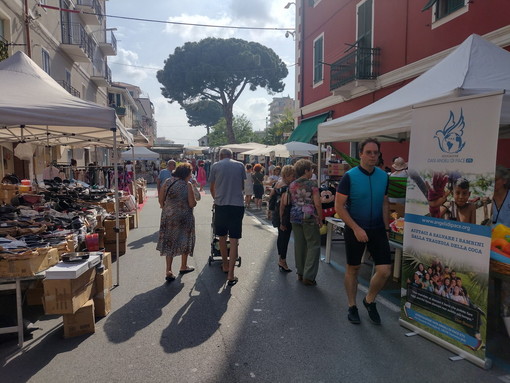 Domenica di grandi occasioni all'evento di Confartigianato 'Arma Summer Shopping' nel centro di Arma di Taggia Domenica di grandi occasioni all'evento di Confartigianato 'Arma Summer Shopping' nel centro di Arma di Taggia