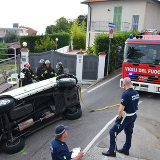 Sanremo: mobilitazione di soccorsi per un'auto ribaltata in via De Amicis, coppia di anziani trasferita in Ospedale Sanremo: mobilitazione di soccorsi per un'auto ribaltata in via De Amicis, coppia di anziani trasferita in Ospedale