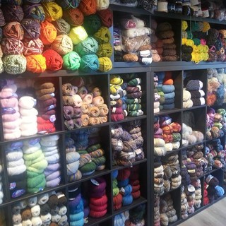 Oltre 110 tipologie di filati disponibili in più colori: realizza anche tu un regalo fatto a mano dalla maglieria Annalisa di Imperia