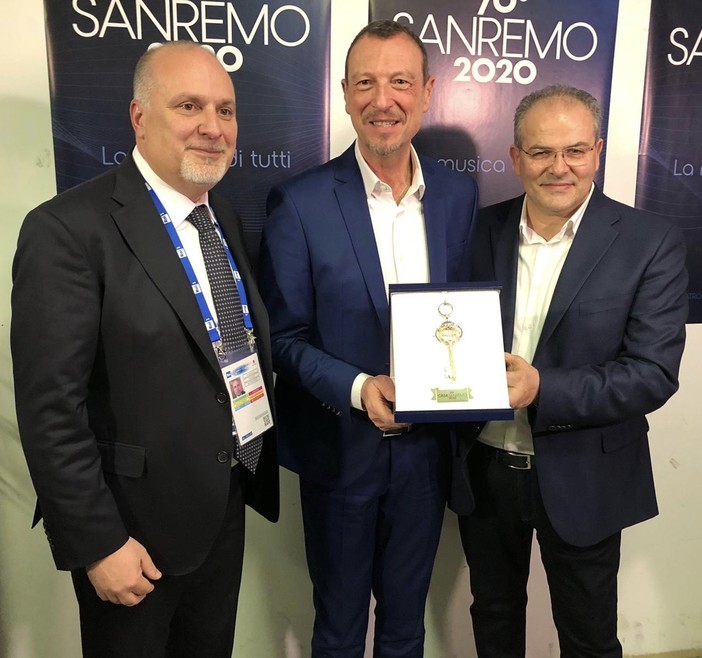 #Sanremo2020: ad Amadeus la chiave d’argento di Casa Sanremo realizzata dall'orafo Michele Affidato #Sanremo2020: ad Amadeus la chiave d’argento di Casa Sanremo realizzata dall'orafo Michele Affidato