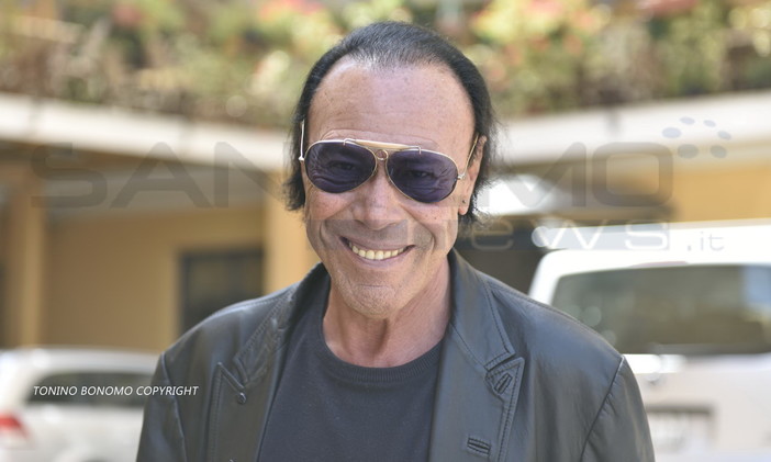 Sanremo: dopo lo spettacolo di ieri sera, ecco Antonello Venditti questa mattina all'uscita dell'hotel Globo
