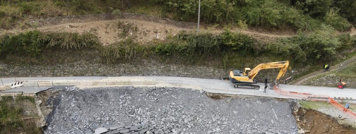 Maltempo, domani riapre la provinciale 548 e Triora non sarà più isolata. Toti: "Lavori a tempo di record"