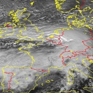 Maltempo: l'allerta diventa arancione anche in provincia di Imperia. Scuole chiuse domani mattina Maltempo: l'allerta diventa arancione anche in provincia di Imperia. Scuole chiuse domani mattina