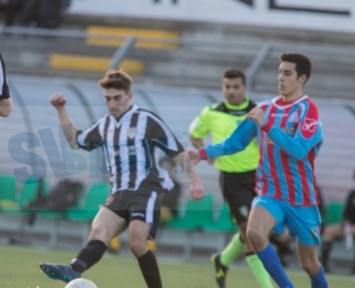 Luca Arrigo in azione: l'esterno offensivo passa dalla Dianese&amp;Golfo all'Alassio FC
