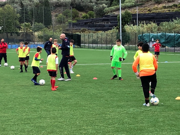 Calcio giovanile: allenamento con Franco Lucido del Genoa Cfc per i ragazzi del Camporosso e del Dolceacqua (foto)