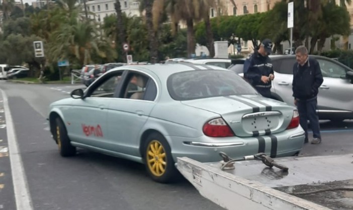 Sanremo, Polizia Locale rimuove un'auto abbandonata con targa inglese sul lungomare Calvino (Foto) Sanremo, Polizia Locale rimuove un'auto abbandonata con targa inglese sul lungomare Calvino (Foto)