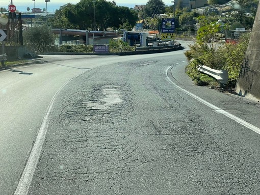 Taggia: asfalto in pessime condizioni tra il casello autostradale e il centro di Arma, il Comune sta cercando una soluzione