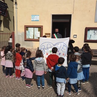 Diano San Pietro, il "grazie" di bimbi e maestre al Comune per la nuova area giochi alla scuola 'Lanterno' (foto)