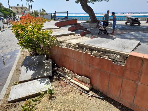 Diano Marina, vandalizzato l'anfiteatro, Za Garibaldi: "Segnale preoccupante di inizio stagione. La tranquillità della città non deve essere turbata"