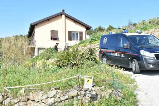 Bimba morta a Bordighera, la difesa dopo il sopralluogo dei Ris: “Prelevate scarpe e indumenti, ora le analisi sul DNA” Bimba morta a Bordighera, la difesa dopo il sopralluogo dei Ris: “Prelevate scarpe e indumenti, ora le analisi sul DNA”