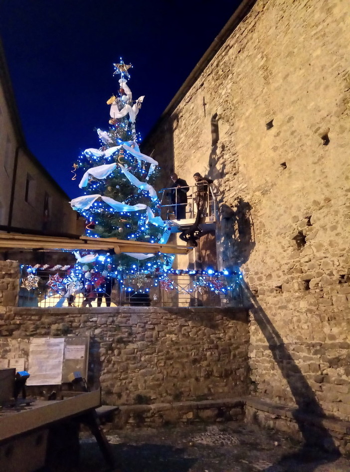 Pigna: anche quest'anno l'Albero di Natale addobbato svetta in piazza XX Settembre
