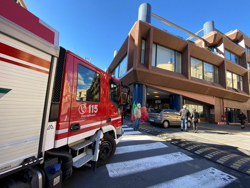 Sanremo: fuga gas da un'auto posteggiata nel palafiori, intervento dei Vigili del Fuoco Sanremo: fuga gas da un'auto posteggiata nel palafiori, intervento dei Vigili del Fuoco