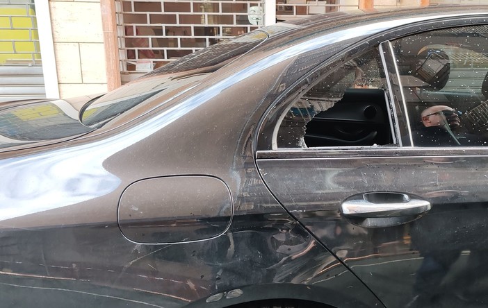 Vallecrosia, finestrino spaccato: vandalizzata l'auto del sindaco Perri (Foto)