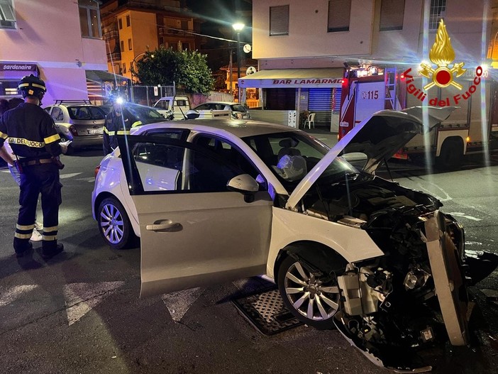 Sanremo, auto contro palo in via Lamarmora: un ferito