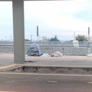 Bivacchi alla stazione di Taggia: cresce il disagio dei viaggiatori