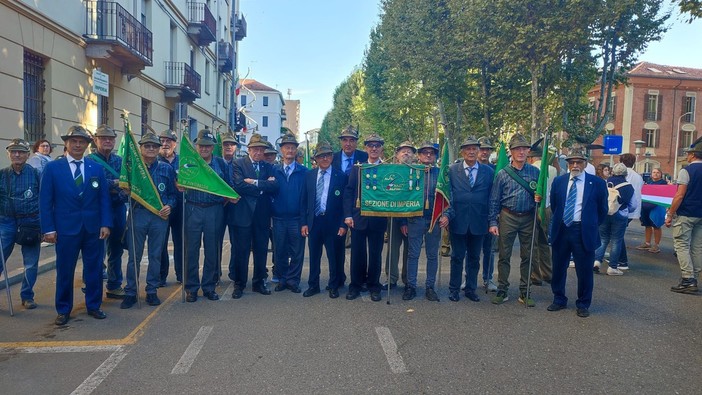 Penne nere di Vallecrosia ad Alessandria per il 27° Raduno degli Alpini (Foto e video)