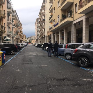 Imperia: un borsone abbandonato sopra una cabina telefonica provoca un falso allarme bomba in via Berio (foto e video)