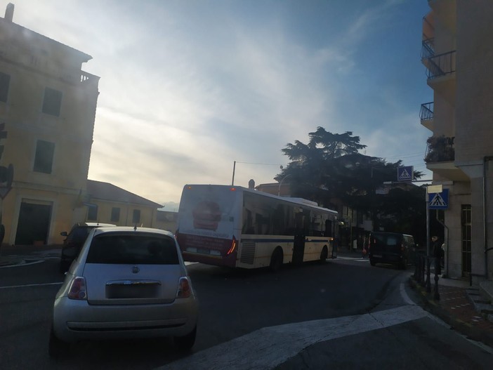 Imperia: scontro tra un'auto e un bus Rt, nessun ferito ma traffico in tilt (foto)