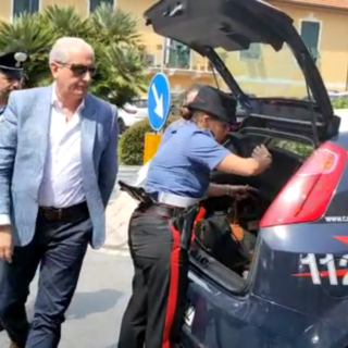 Imperia, si aprono le porte del carcere per il sindaco di Aurigo Luigino Dellerba: è accusato di essersi intascato una tangente (foto e video) Imperia, si aprono le porte del carcere per il sindaco di Aurigo Luigino Dellerba: è accusato di essersi intascato una tangente (foto e video)