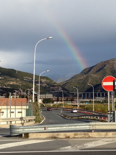 Curioso effetto questa mattina visibile dalla costa: le immagini dell'arcobaleno in valle Argentina