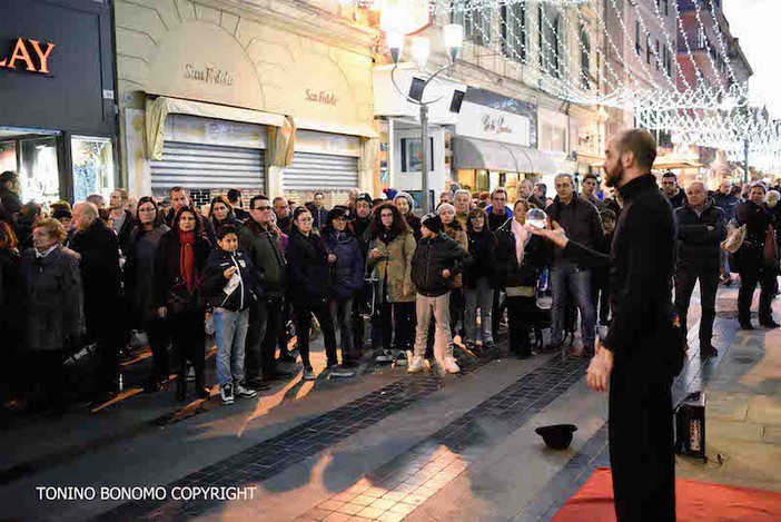 Sanremo: gli artisti di strada presenti in centro incantano le famiglie a passeggio nelle vie del centro