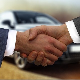 Boom auto usate, ma occhio ai fermi amministrativi: guida alla visura pra